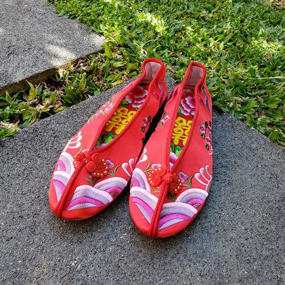 Traditional Handmade Shoes ** Free Gift ** 傳統手工製造紅色繡花鞋 ** 附送贈品 **